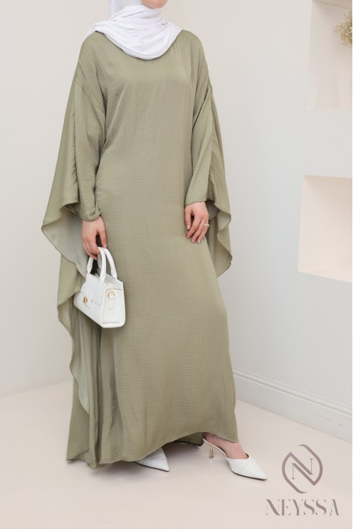 Satiniertes, langärmeliges Kleid mit Cape, elegantes Outfit.