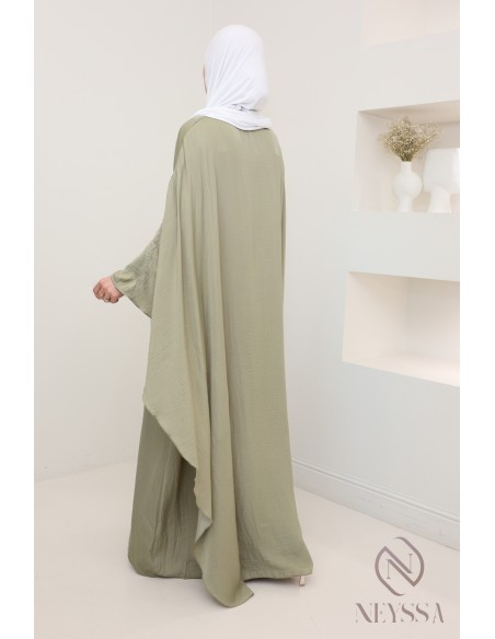 Robe longue satinée manches longues avec cape, tenue élégante
