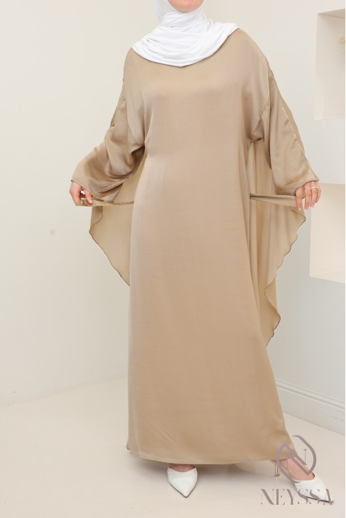 Satiniertes, langärmeliges Kleid mit Cape, elegantes Outfit.
