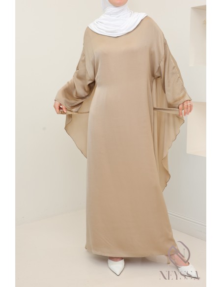 Robe longue satinée manches longues avec cape, tenue élégante