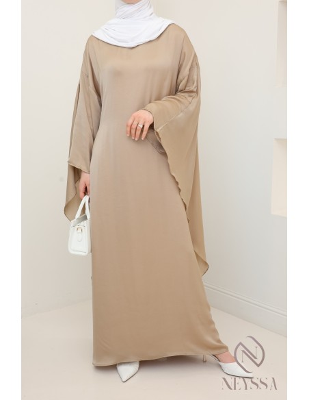 Robe longue satinée manches longues avec cape, tenue élégante