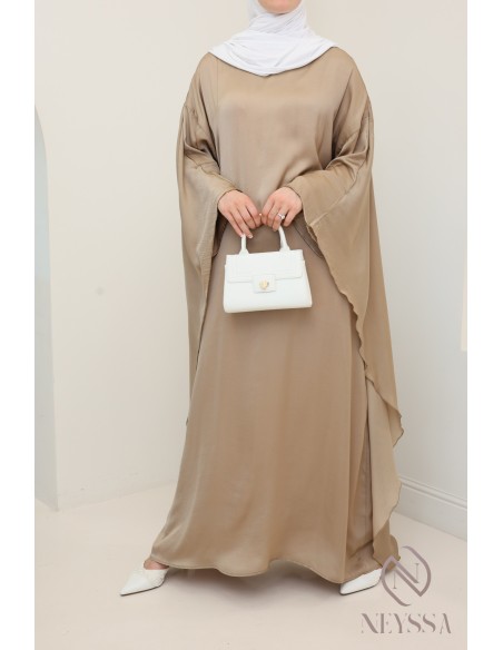 Satiniertes, langärmeliges Kleid mit Cape, elegantes Outfit.