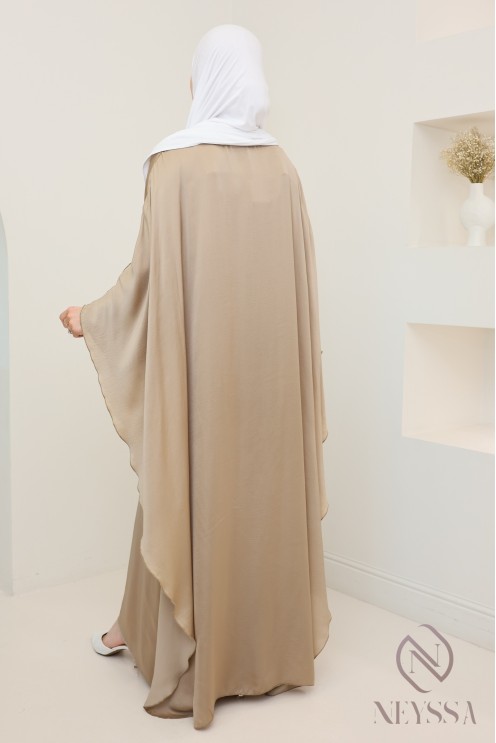 Robe longue satinée manches longues avec cape, tenue élégante