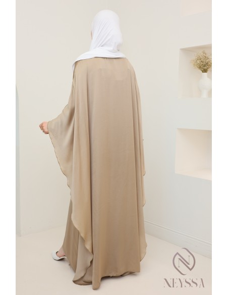 Robe longue satinée manches longues avec cape, tenue élégante