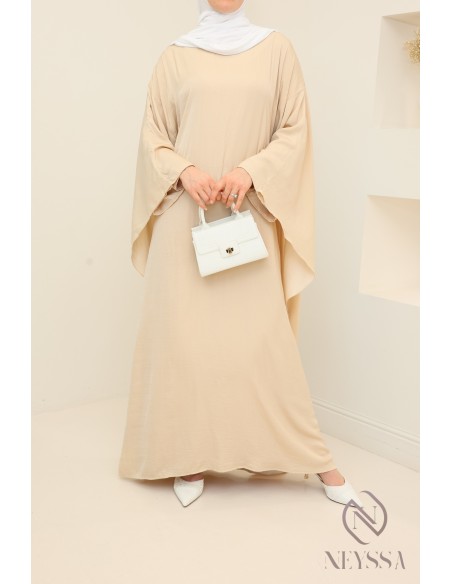 Satiniertes, langärmeliges Kleid mit Cape, elegantes Outfit.