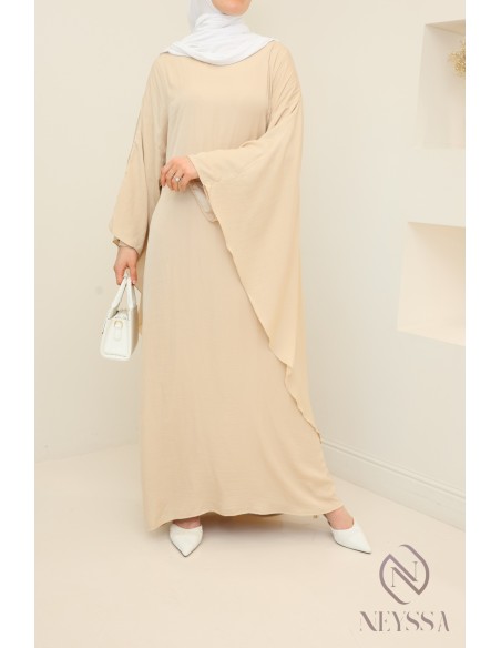 Satiniertes, langärmeliges Kleid mit Cape, elegantes Outfit.