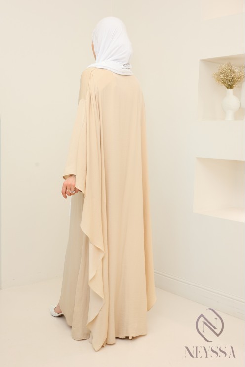 Robe longue satinée manches longues avec cape, tenue élégante