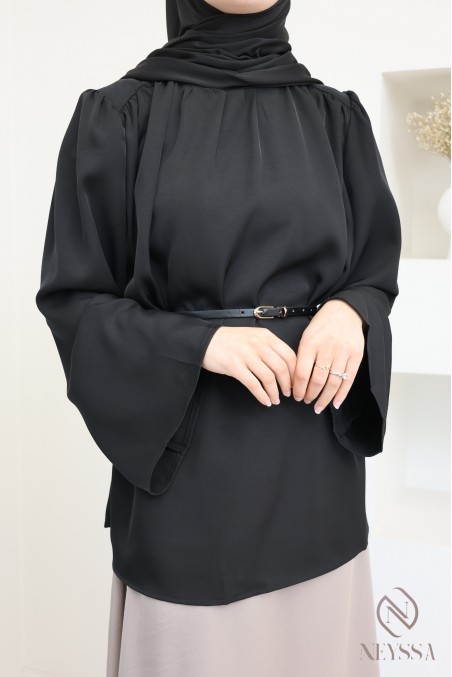 Weite schwarze satinierte Bluse mit integriertem Gürtel.
