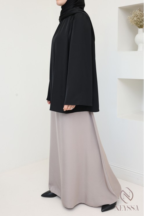 Blouse ample noir satinée, surpiqûres épaules, ceinture intégrée