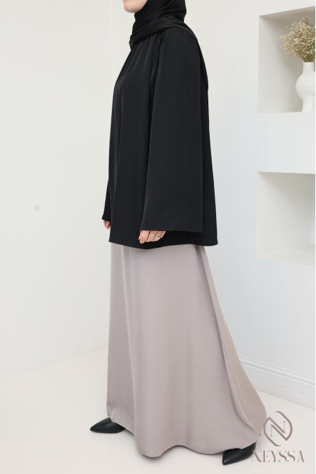 Blouse ample noir satinée, surpiqûres épaules, ceinture intégrée