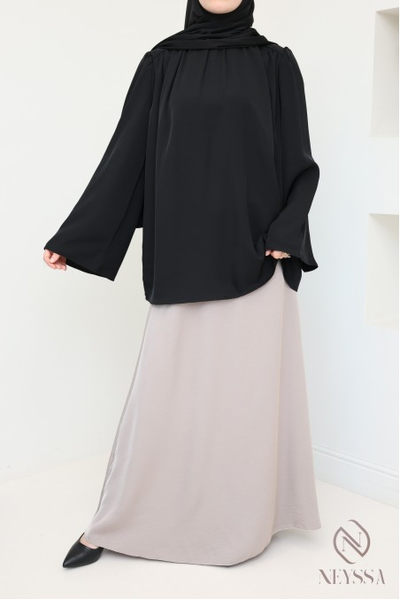 Blouse ample noir satinée, surpiqûres épaules, ceinture intégrée