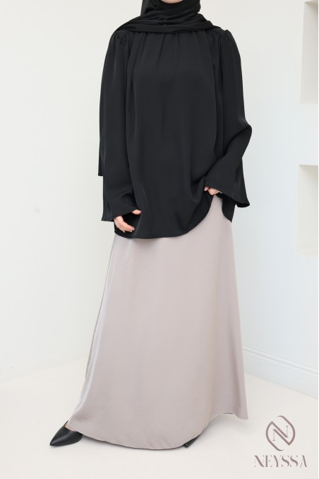 Loose-fitting satin black blouse, shoulder stitching, integrated belt