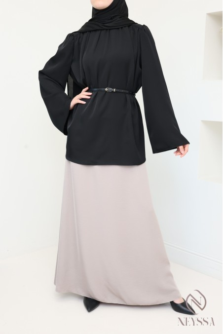 Blouse ample noir satinée, surpiqûres épaules, ceinture intégrée