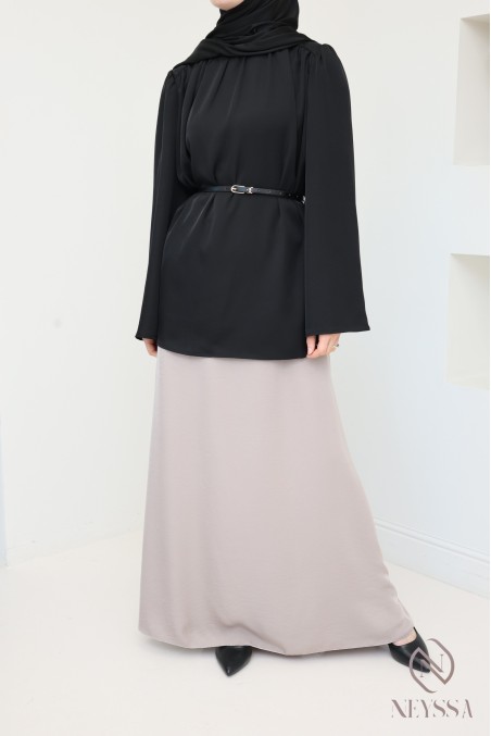 Weite schwarze satinierte Bluse mit integriertem Gürtel.