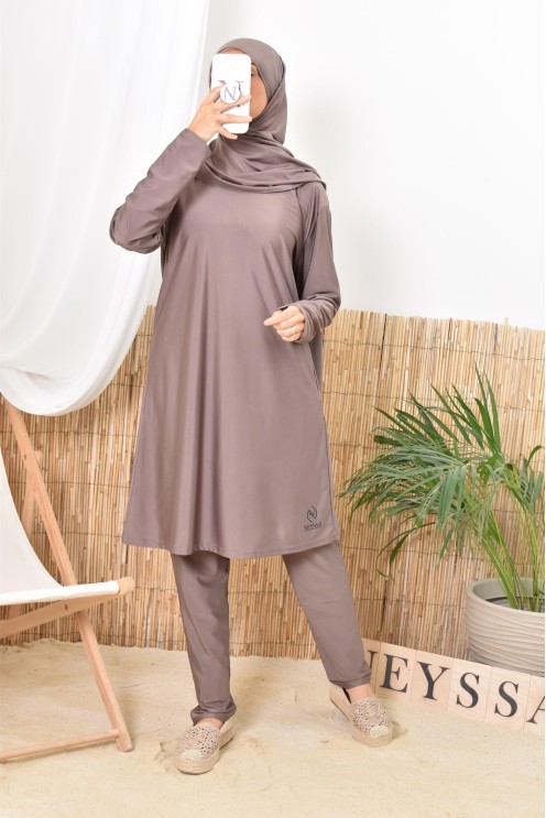 Langer und breiter Burkini für muslimische Frauen, ideal für den Urlaub.