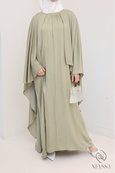 Langes Kleid mit Umhang vorne und hinten, fließender Satinstoff.