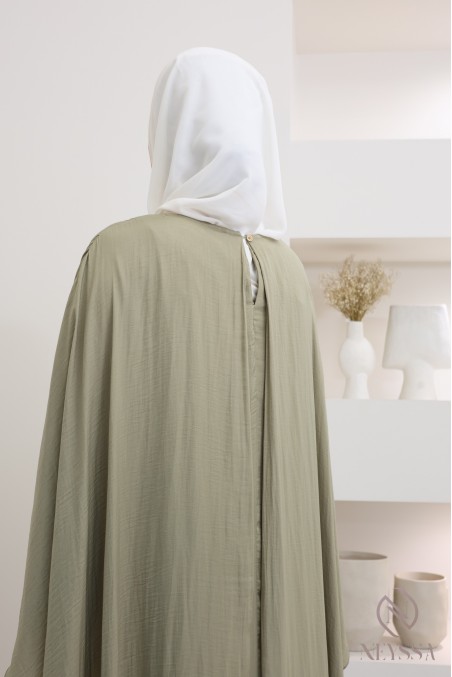 Langes Kleid mit Umhang vorne und hinten, fließender Satinstoff.