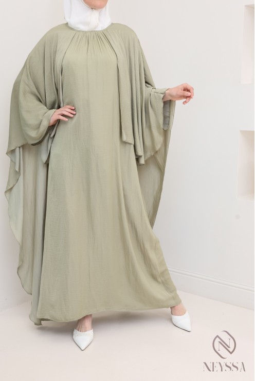 Robe longue avec cape à l'avant et à l'arrière, tissu fluide satin