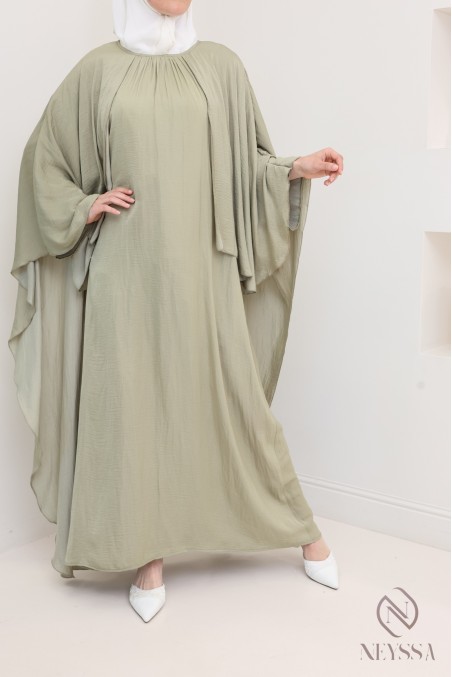 Robe longue avec cape à l'avant et à l'arrière, tissu fluide satin