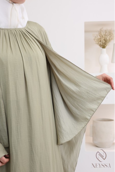 Langes Kleid mit Umhang vorne und hinten, fließender Satinstoff.