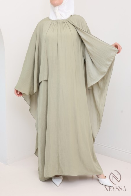 Langes Kleid mit Umhang vorne und hinten, fließender Satinstoff.