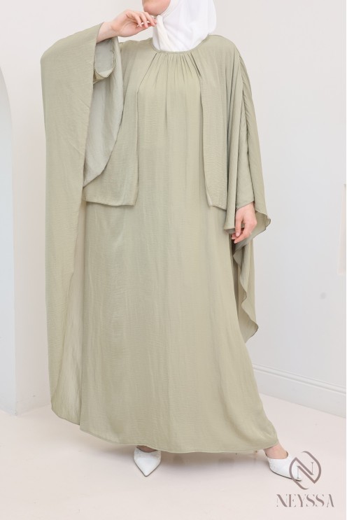 Langes Kleid mit Umhang vorne und hinten, fließender Satinstoff.