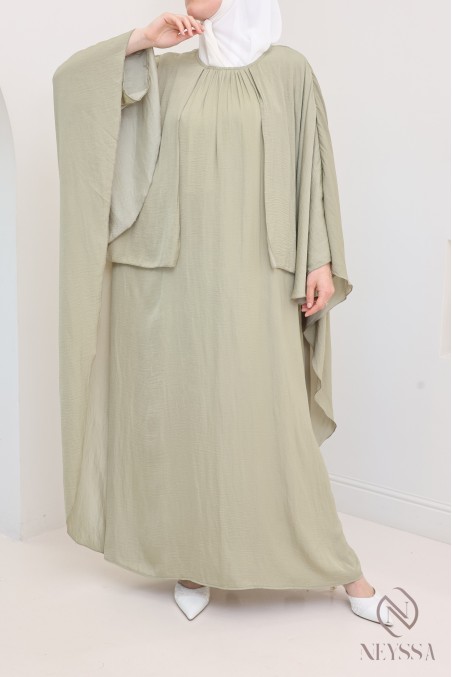 Langes Kleid mit Umhang vorne und hinten, fließender Satinstoff.