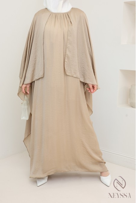 Robe longue avec cape à l'avant et à l'arrière, tissu fluide satin