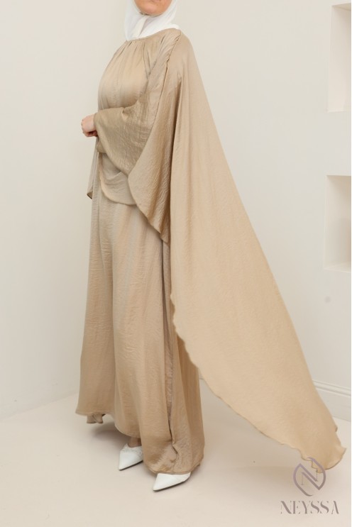 Robe longue avec cape à l'avant et à l'arrière, tissu fluide satin