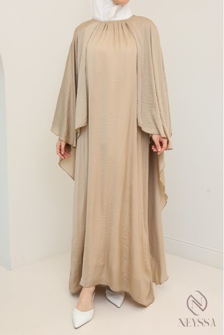 Langes Kleid mit Umhang vorne und hinten, fließender Satinstoff.