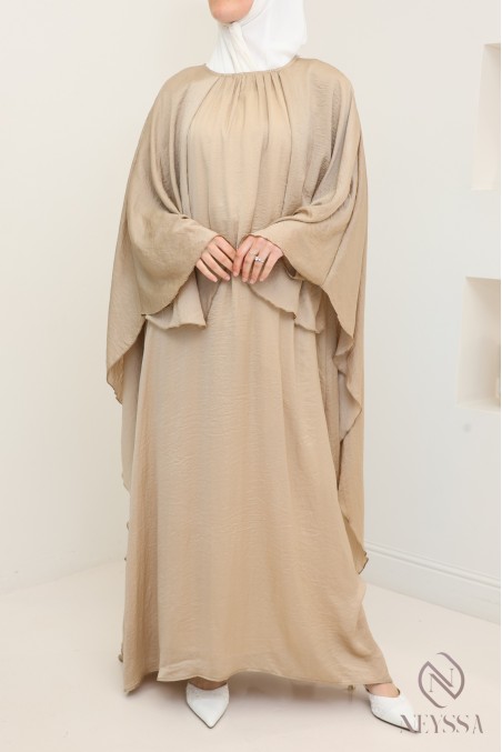 Langes Kleid mit Umhang vorne und hinten, fließender Satinstoff.