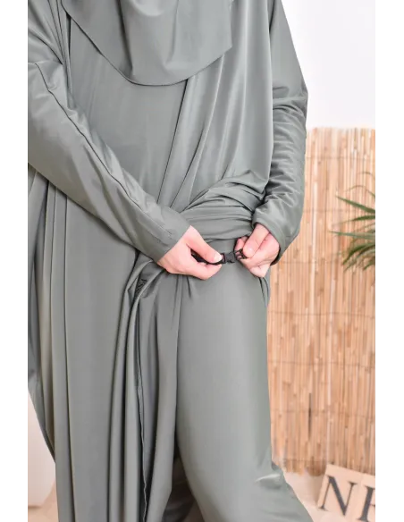 Badejilbab mit Khimar, Kleid und integrierter Badehose, ideal zum Baden.
