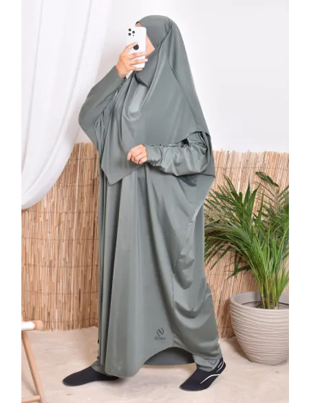 Badejilbab mit Khimar, Kleid und integrierter Badehose, ideal zum Baden.