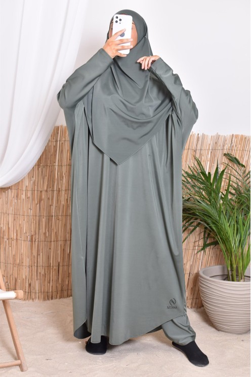 Badejilbab mit Khimar, Kleid und integrierter Badehose, ideal zum Baden.