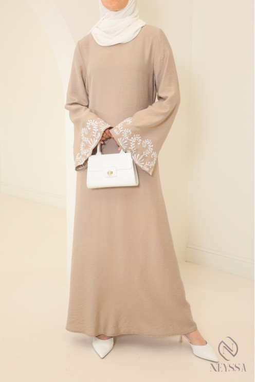 Lange, bestickte Abaya mit ausgestellten Ärmeln für Hijabi-Frauen