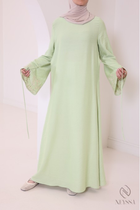 Lange, bestickte Abaya mit ausgestellten Ärmeln für Hijabi-Frauen