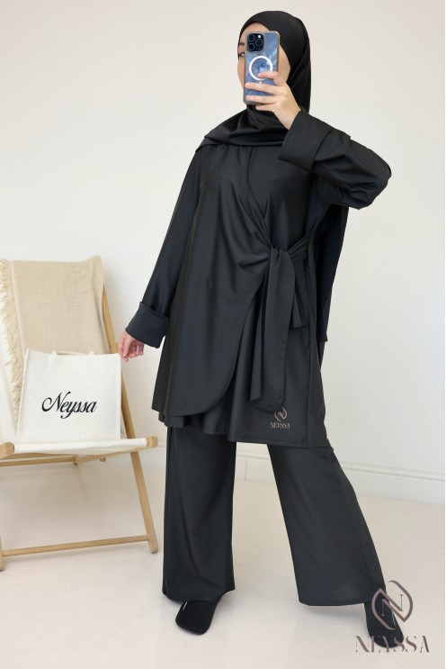 Burkini-Tunika zum Binden mit Umschlagärmeln und Hijab zum Binden.