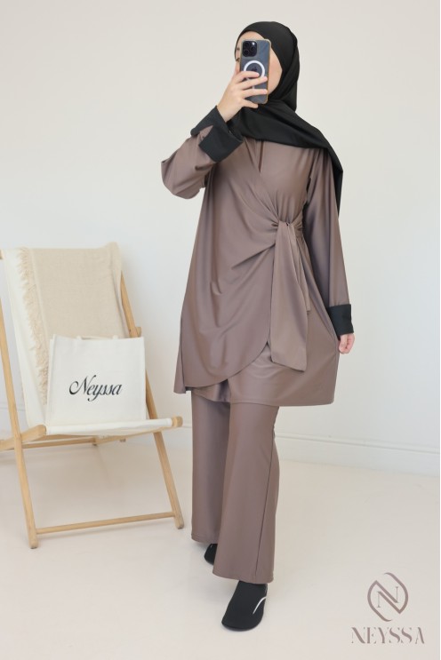 Langer taupefarbener Burkini mit bindbarer Tunika für moderne Hijabi