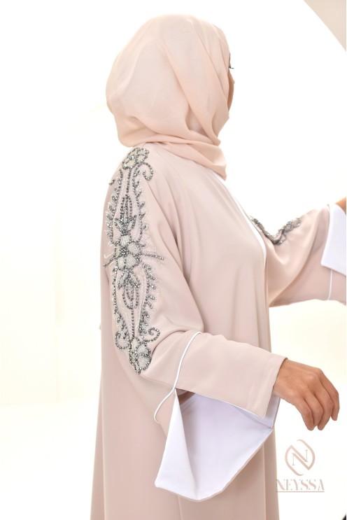 Abaya beige perles cousues à la main, confection artisanale, made in E.A.U