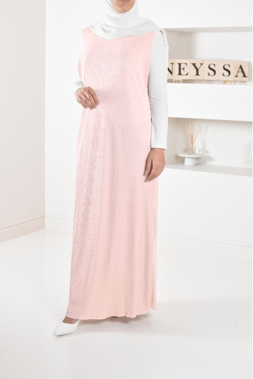 Long fond de robe plissé sous robe satinée pour compléter ses tenues