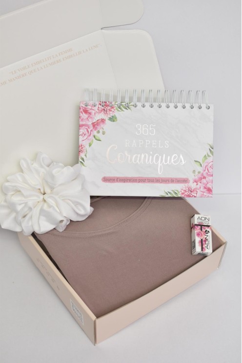 Women's gift box: prayer outfit and reminder calendar
