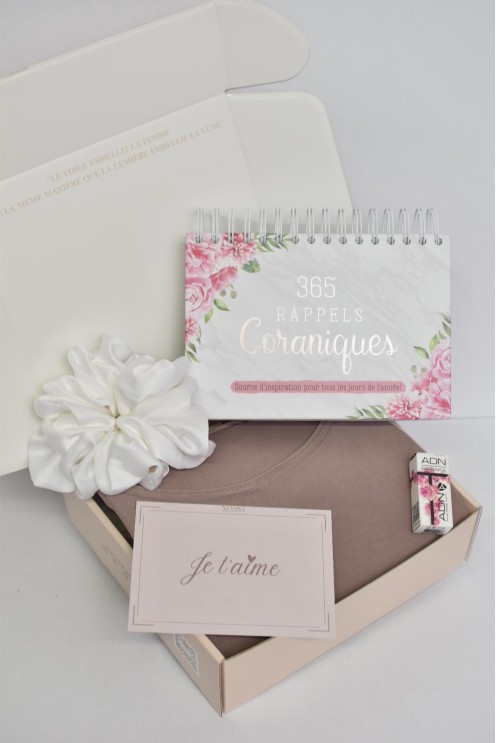 Women's gift box: prayer outfit and reminder calendar