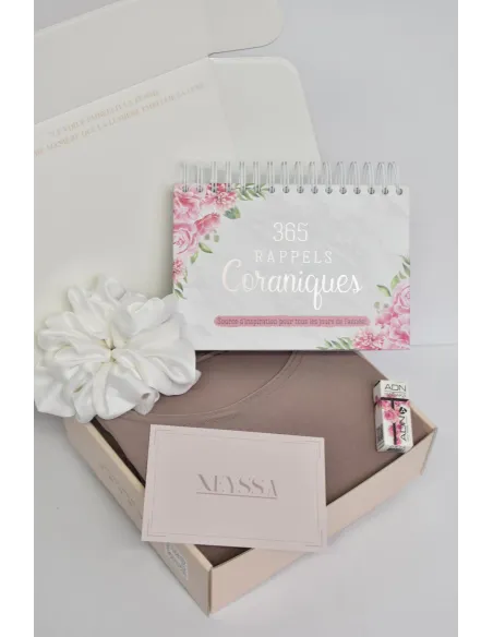 Women's gift box: prayer outfit and reminder calendar