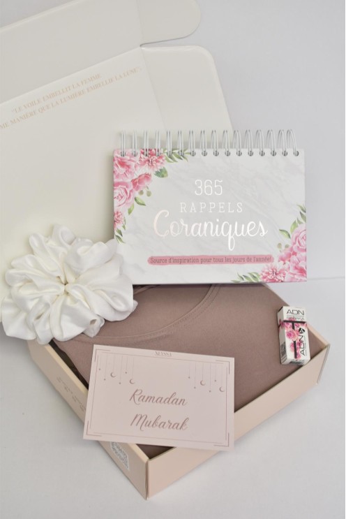Women's gift box: prayer outfit and reminder calendar