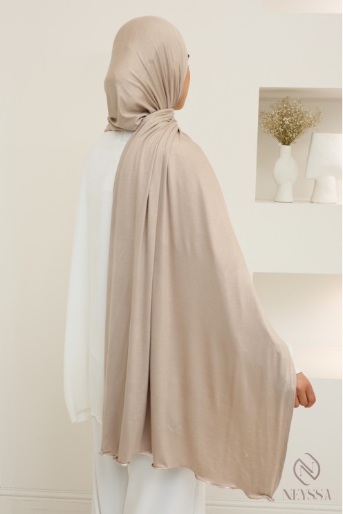 Hijab aus Jersey mit Wavy-End, ideal für den Alltag.