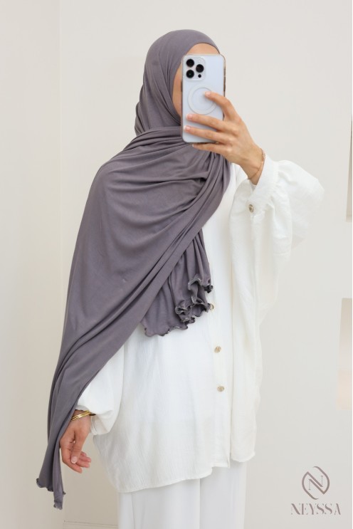 Hijab aus Jersey mit Wavy-End, ideal für den Alltag.