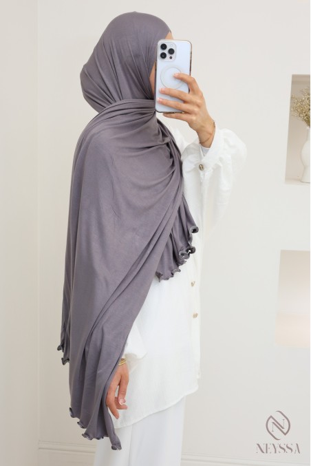 Hijab aus Jersey mit Wavy-End, ideal für den Alltag.