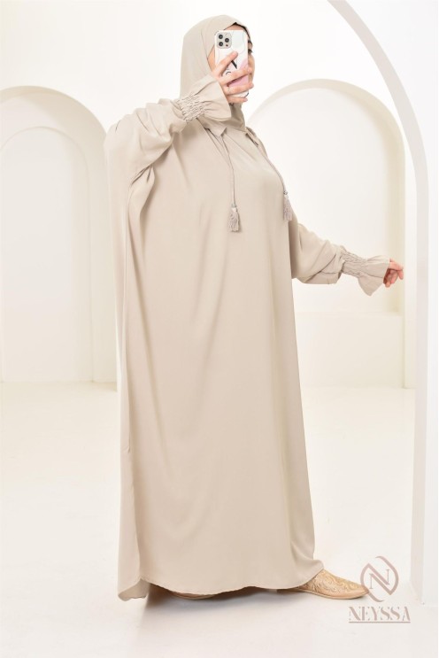Robe de prière avec son hijab intégré, peut se porter en tenue d'extérieur.