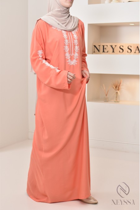 Long traditional Moroccan gandoura embroidered with a sfifa