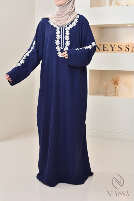 Longue gandoura de maison tradition marocaine brodée d'une sfifa